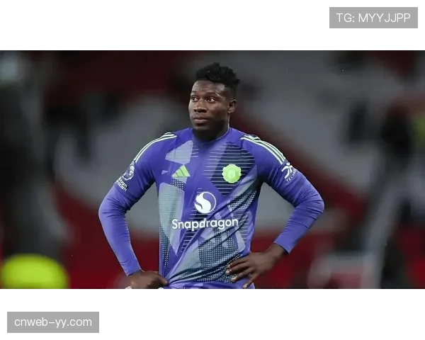 特写：雨战中的温情，曼联球迷高歌致敬即将退役的对手门将