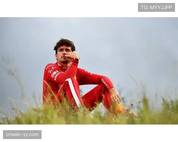 安全车下，勒克莱尔在维修区通道内对车队无线电咆哮：“我们搞砸了！”